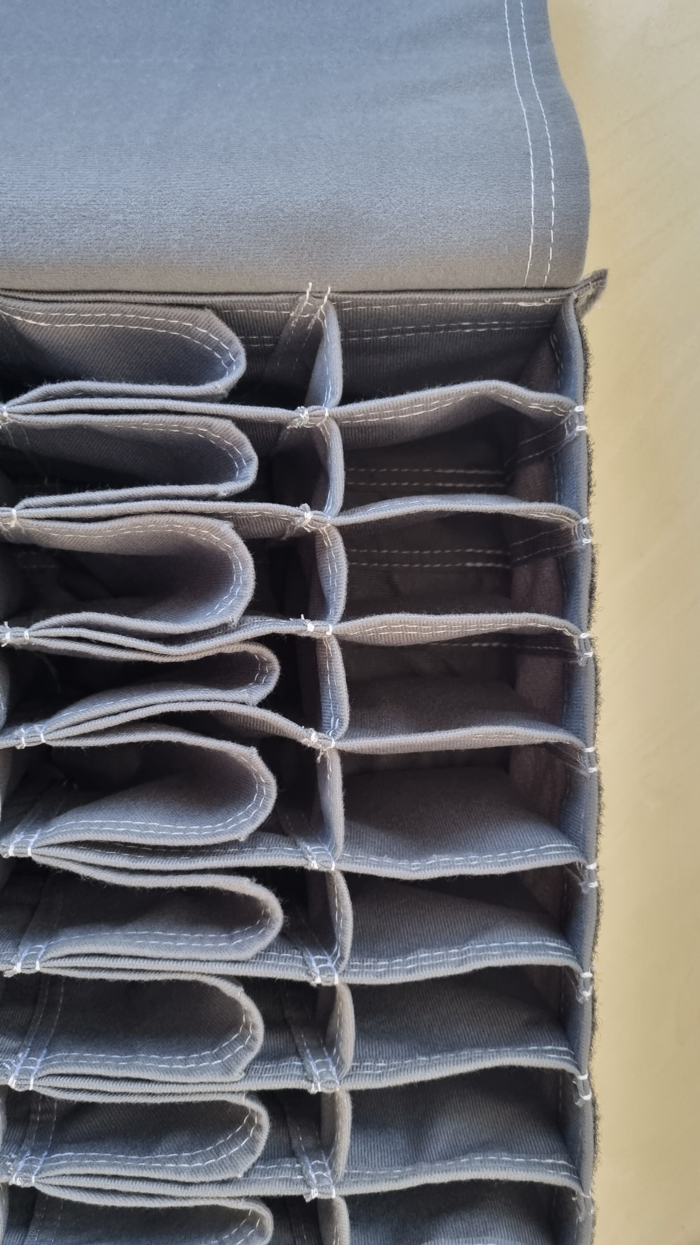 Détail des inserts textiles dans un chariot logistique