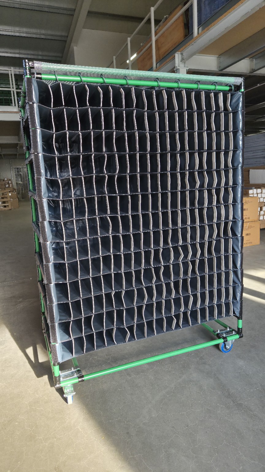 Chariot logistique avec inserts textiles – détail de la structure et compartiments textiles