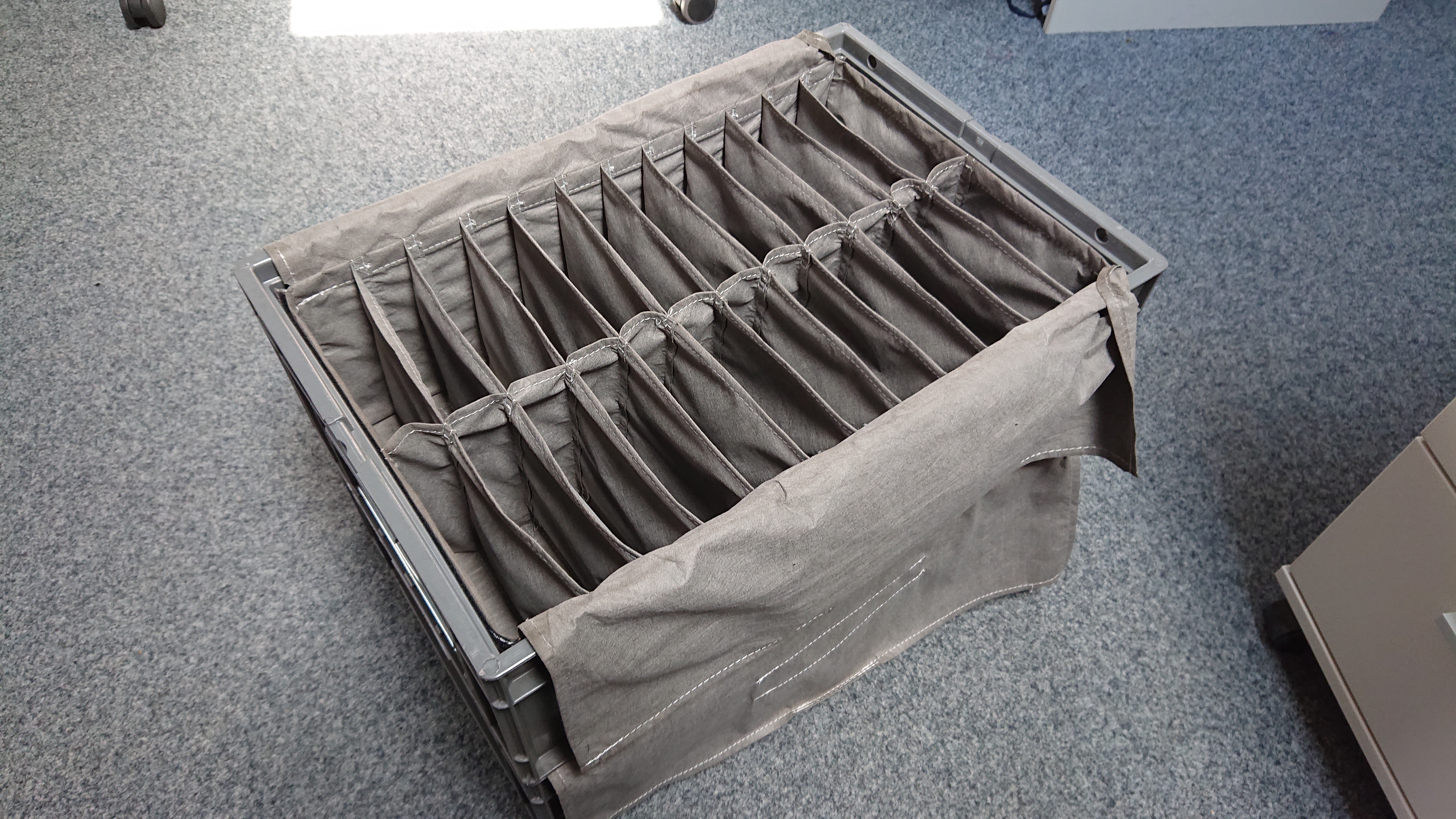Inserts textiles avec plusieurs compartiments pour organiser les petites pièces