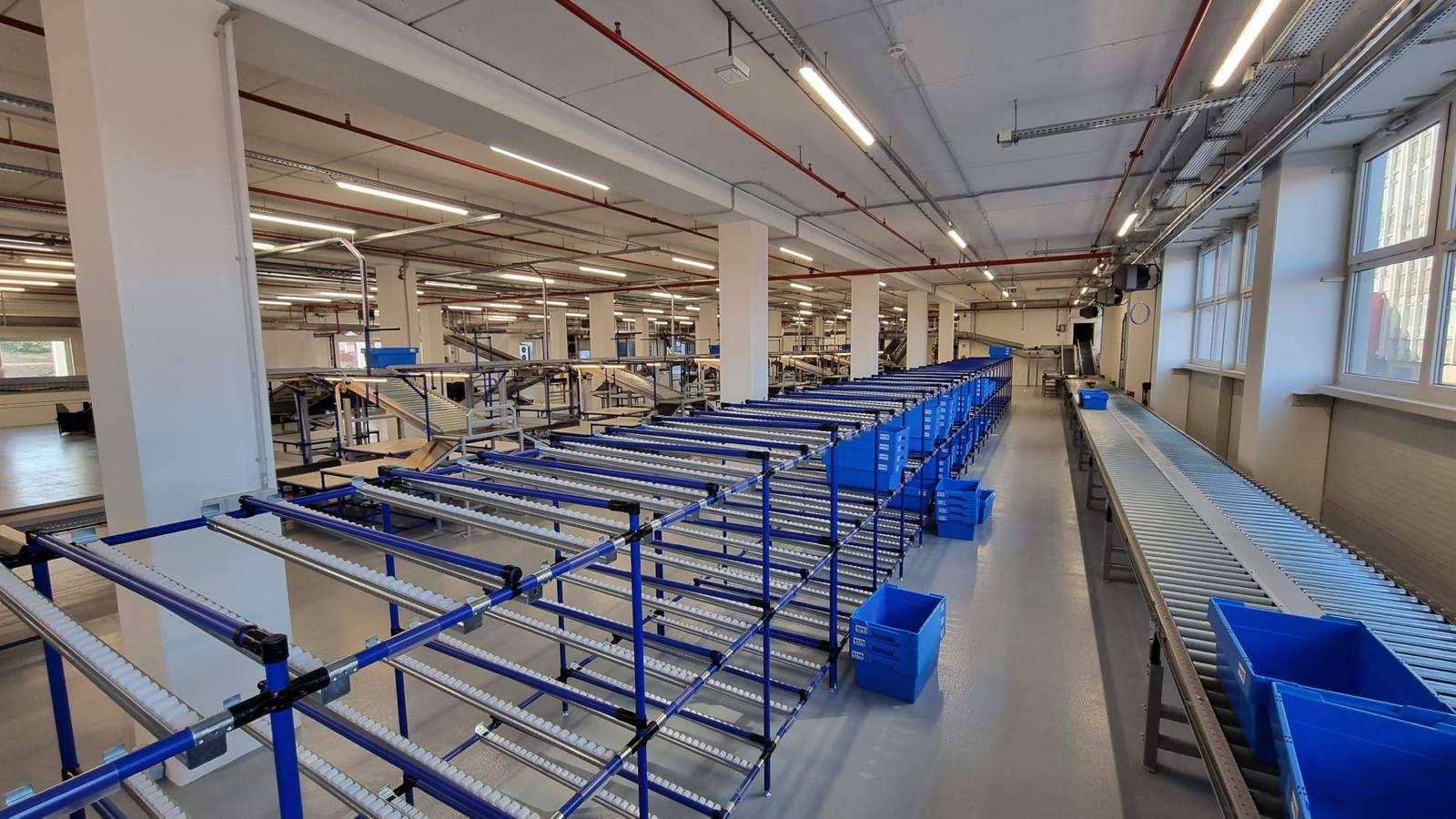 Ligne de production modulaire ENPRAG avec convoyeurs à rouleaux lors de l'installation en production