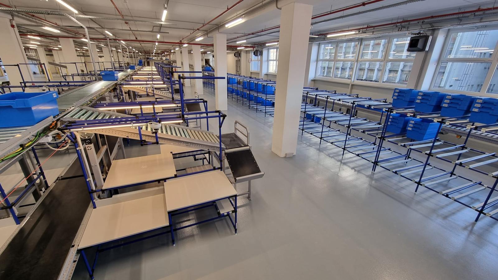 La disposition du poste de travail minimise la manipulation des matériaux et permet un flux de production fluide