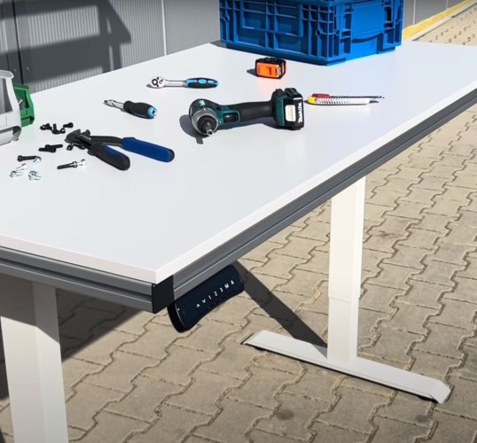Table à hauteur réglable électriquement en profilés d'aluminium