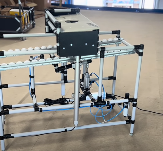 Convoyeur pour station laser avec plateforme réglable en hauteur