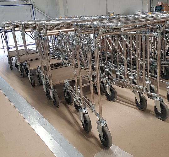 Chariots empilables pour le transport de matériel.