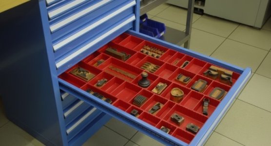 Division des tiroirs en plastique et en métal