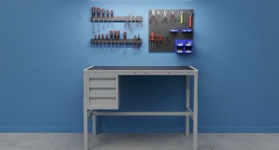 Tables antistatiques avec conteneurs suspendus